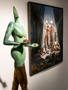 Die Skulptur "Lancet mit Apfel" versteht sich blendend mit dem "Welttheater" dahinter, wenn man sie als Eva ansieht und den Werdegang der Menschheit hin zu bloßen Marionetten des Welttheaters begreift. 